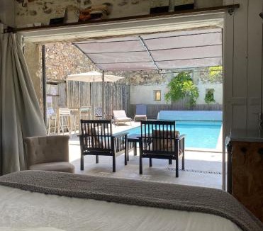 Cholet Apartment | Chambre studio au Bord de la Piscine chauffée et privée pour vous le soir !