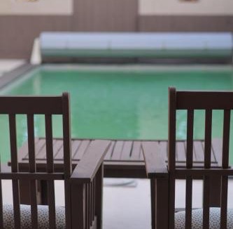 Cholet Apartment | Chambre studio au Bord de la Piscine chauffée et privée pour vous le soir !