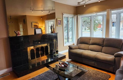 Repentigny House | Chambre tranquille dans maison-piscine-parking AVEC LIT SUPERPOSÉ