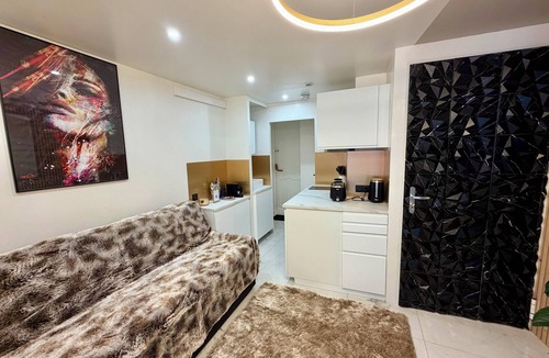 8th Arrondissement Apartment | Champs‑Elysées Loveroom & Spa