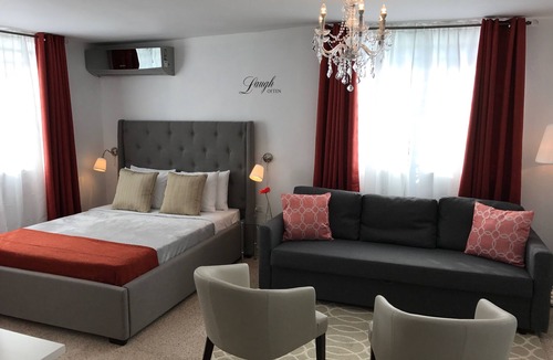 Ponce Centro Apartment | Chandelier 301