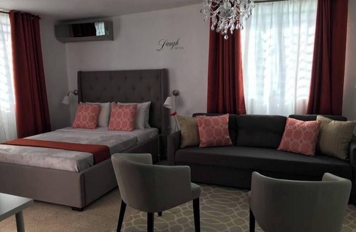 Quinto Apartment | Chandelier 302