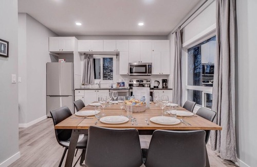 North Central Edmonton Apartment | Chandler - Central 5 Bdrm Home, Workspaces & Wifi