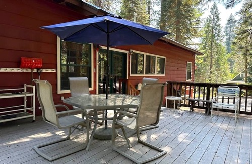 Strawberry House | Changes in Altitude – Spacious Family Cabin Near Pinecrest Lake & Dodge Ridge