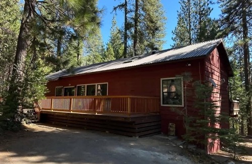 Strawberry House | Changes in Altitude – Spacious Family Cabin Near Pinecrest Lake & Dodge Ridge