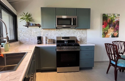 Estate Lovenlund Condo | Changes in Latitude 18.3 spacious Mahogany Run condo with ocean views.
