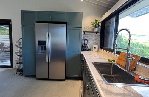 Estate Lovenlund Condo | Changes in Latitude 18.3 spacious Mahogany Run condo with ocean views.