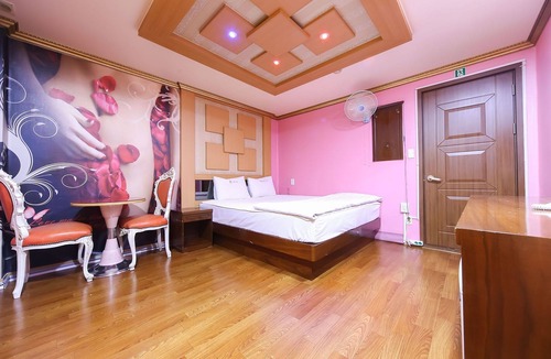 Jinhae-daero Hotel | Changwon Jinhae King