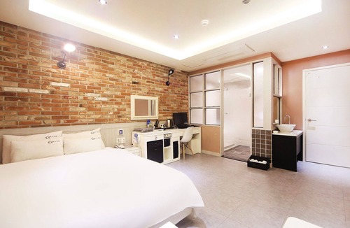 Changwon Hotel | Changwon Myeongseodong Dosi Yeohaeng