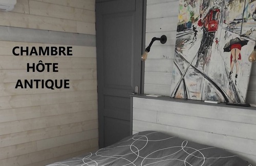 Le Mayet-de-Montagne Bed & Breakfast | CHARACTER GUEST ROOM "L'HÔTE ANTIQUE"