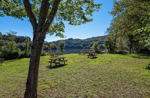 Sainte-Eulalie-d'Olt House | CHARACTER HOUSE AT THE EDGE OF THE LAKE