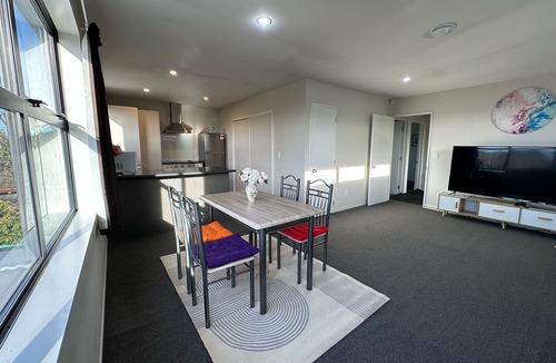 Edgeware House | Character, quiet & new, near CBD: CNZhouse
