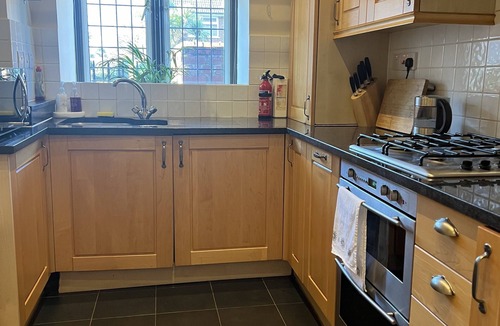 Windsor Apartment | Character Victorian apartment close to Windsor town with secure parking
