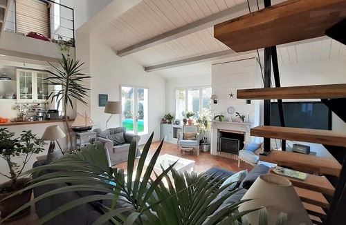 Dompierre-sur-Mer Villa | Character villa with heated pool