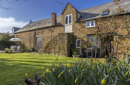 Sibford Gower Apartment | Characterful and spacious dog friendly holiday cottage in the Cotswolds- The Granary at Oriel Farm
