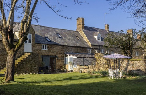 Sibford Gower Apartment | Characterful and spacious dog friendly holiday cottage in the Cotswolds- The Granary at Oriel Farm
