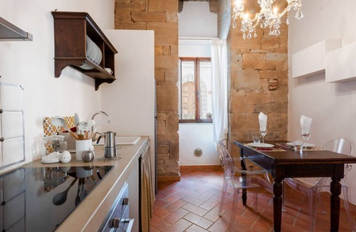 Vicopisano Apartment | Characteristic apartment of about 70 square meters, located on the raised ground floor (3 steps to access to it) and perfect for two people. The accommodation, inside the Torre dei Serretti, is located in the heart of Vicopisano, one of the best preser