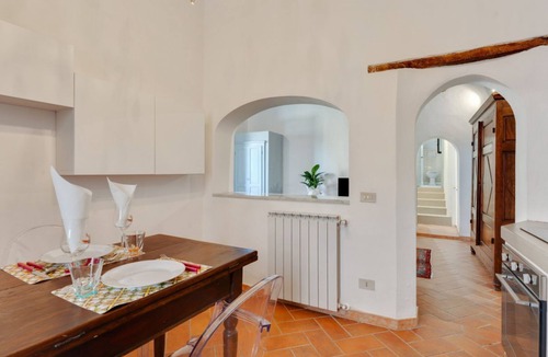 Vicopisano Apartment | Characteristic apartment of about 70 square meters, located on the raised ground floor (3 steps to access to it) and perfect for two people. The accommodation, inside the Torre dei Serretti, is located in the heart of Vicopisano, one of the best preser