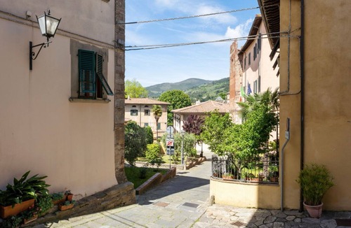 Vicopisano Apartment | Characteristic apartment of about 70 square meters, located on the raised ground floor (3 steps to access to it) and perfect for two people. The accommodation, inside the Torre dei Serretti, is located in the heart of Vicopisano, one of the best preser