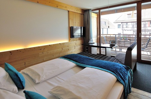 Ehingen Apartment | Charaktervolles Bierkistenzimmer in edlem Design, mit Klimaanlage, Safe und WLAN