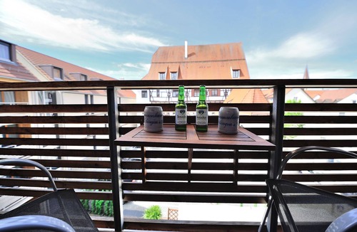 Ehingen Apartment | Charaktervolles Bierkistenzimmer in edlem Design, mit Klimaanlage, Safe und WLAN