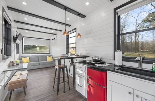 Willis House | Charcoal King: 2 mins to Lake Conroe! Heated Pool, Fire Pit, Stocked Ponds