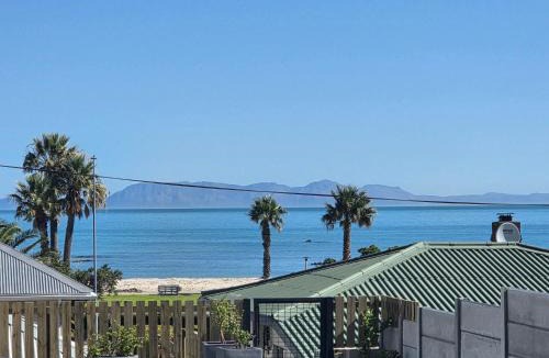Gordons Bay Central Villa | Charla on the Beach
