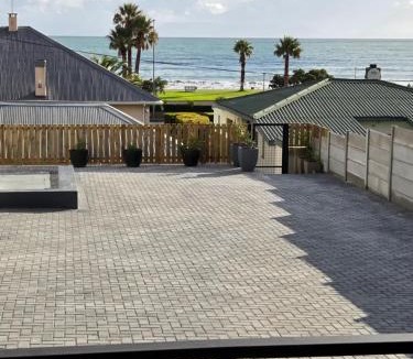 Gordons Bay Central Villa | Charla on the Beach