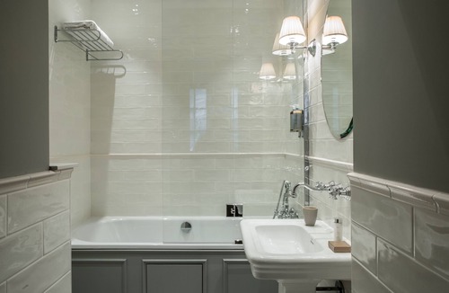 Arsenal Hotel | Charles V