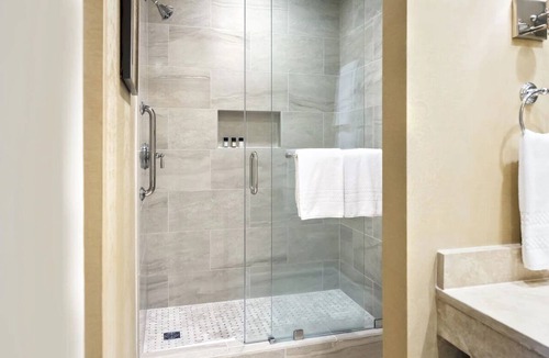 Charleston Historic District Hotel | Charleston King Charm: Planter Inn Room, Near Vibrant King Street District