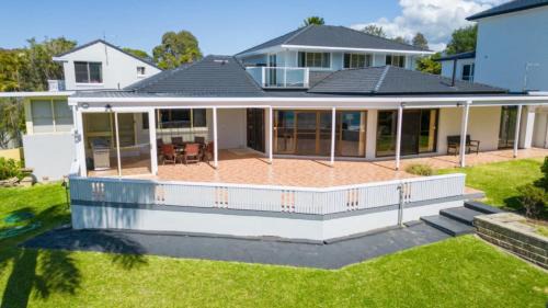 Coffs Harbour House | Charlesworth 15 - Beach Reserve, Amazing Views, Walk to Resorts, Pet Friendly, Sleeps 15,