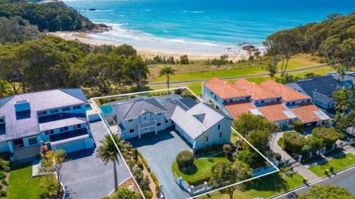 Coffs Harbour House | Charlesworth 15 - Beach Reserve, Amazing Views, Walk to Resorts, Pet Friendly, Sleeps 15,