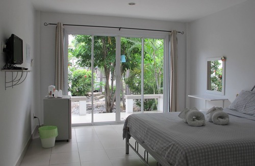 Ko Sichang Hotel | Charlie's Bungalow