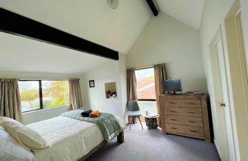 Palmerston North Bed & Breakfast | Charm on Chippendale Ensuite B&B