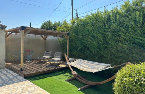 Tarascon Apartment | CHARMANT LOGEMENT AVEC PISCINE EN PROVENCE au premier étage d une villa
