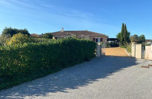 Saint Sever Apartment | Charmant T2, Cl 3 étoiles, 4 Lits, 4 personnes et 1enfant, parking et terrasse
