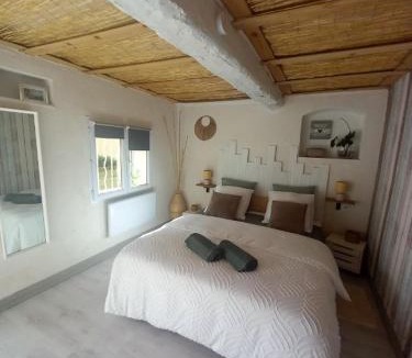 Bargemon House | Charmante chambre d'hôtes "CARLA" avec piscine, Château de Favas