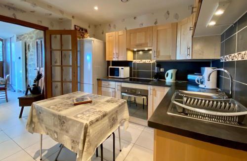 Blavozy House | Charmante maisonnette à Blavozy, proche du Puy-en-Velay, avec terrasse privative, WiFi, et parking - FR-1-582-57