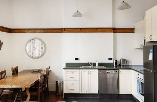 Dunedin City Centre Apartment | Charmed on Dowling- Light Filled Apartment