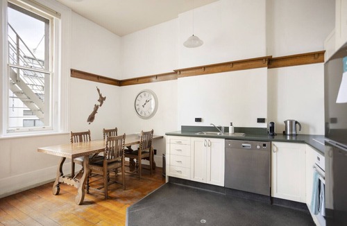 Dunedin City Centre Apartment | Charmed on Dowling- Light Filled Apartment