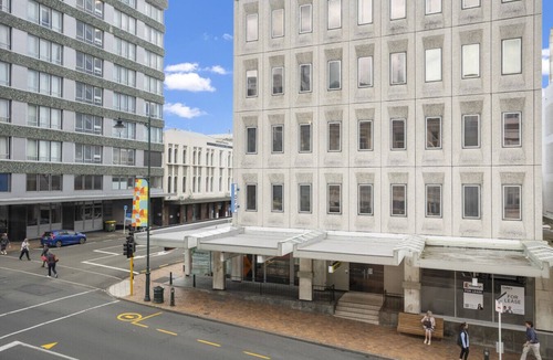 Dunedin City Centre Apartment | Charmed on Dowling- Light Filled Apartment