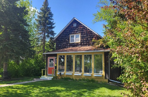 Devils Lake House | Charmer on 4th · 3BR/2BA · Downtown · Fire Pit · Fenced Yard · Enclosed Porch