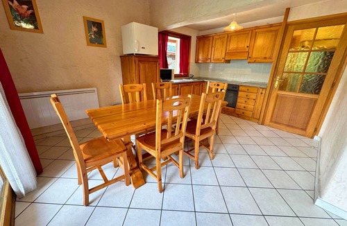 Saint-Martin-de-Belleville Apartment | Charming 85m² Apt for 6, 3 Bedrooms, Terrace, Near Lift, Free Shuttle & Parking, Pets Allowed