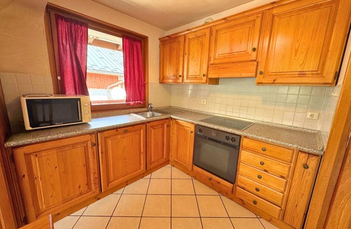 Saint-Martin-de-Belleville Apartment | Charming 85m² Apt for 6, 3 Bedrooms, Terrace, Near Lift, Free Shuttle & Parking, Pets Allowed