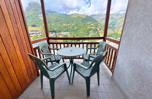Saint-Martin-de-Belleville Apartment | Charming 85m² Apt for 6, 3 Bedrooms, Terrace, Near Lift, Free Shuttle & Parking, Pets Allowed