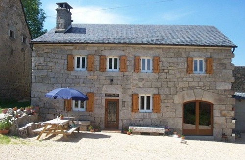 Saint-Just Cottage | Charming Renovated 1857 Farmhouse, Sleeps 9, BBQ, Wi-Fi, Near Nature & Historical Sights