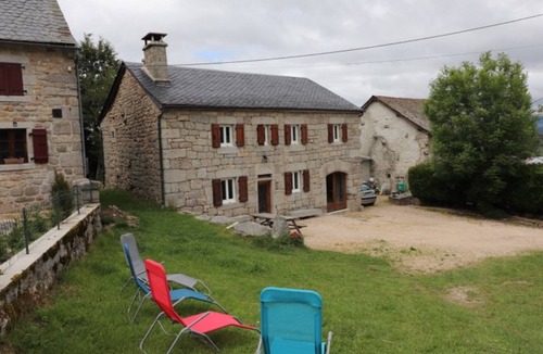 Saint-Just Cottage | Charming Renovated 1857 Farmhouse, Sleeps 9, BBQ, Wi-Fi, Near Nature & Historical Sights