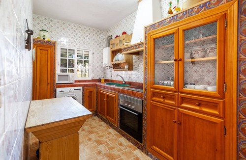 Chiclana de la Frontera House | Charming House with Spacious Garden, Pool, Terrace, Wi-Fi – Pet Friendly