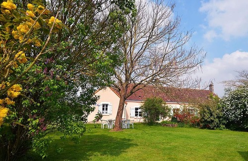 Saint-Calez-en-Saosnois Cottage | Charming renovated country house with WiFi and pets allowed