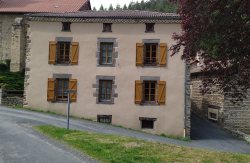 Saint-Didier-sur-Doulon Cottage | Charming Village Cottage with Courtyard, near Lavaudieu & Doulon Church